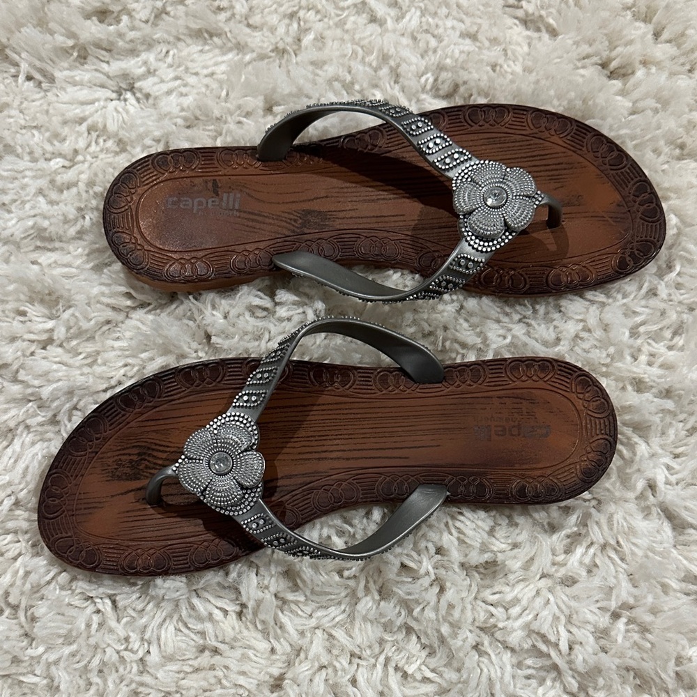 CAPELLI OF NEW YORK Silver Bohemian Floral Beaded Y2K Thong Sandals Sz 8